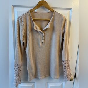 Women's Pullover Henley Style Blouse Size M Beige Lace Style Sleeves 129